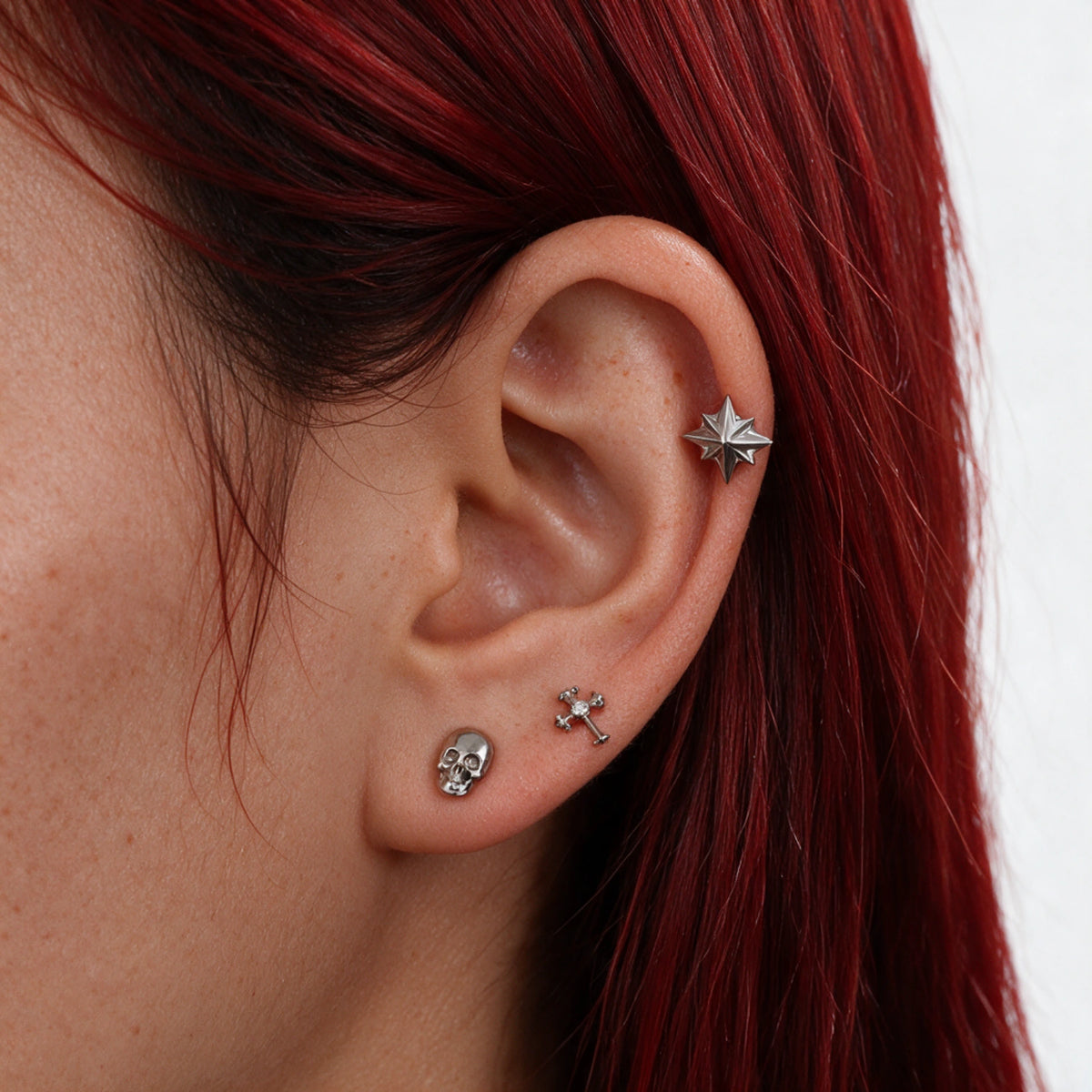 Titan-Ohrstecker mit Totenkopf und Flat Back