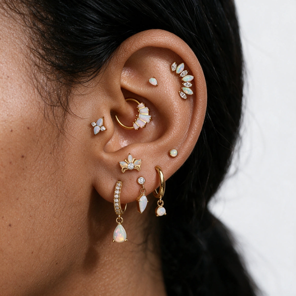 Clou d’oreille plat en titane Ariadne à 7 pétales et opale