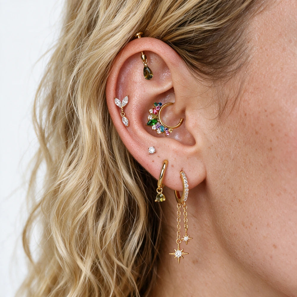 Titanium Freyja Ohrstecker mit schwebendem Wassertropfen-Anhänger | Ohrring für vertikales Helix-Piercing – Peridot