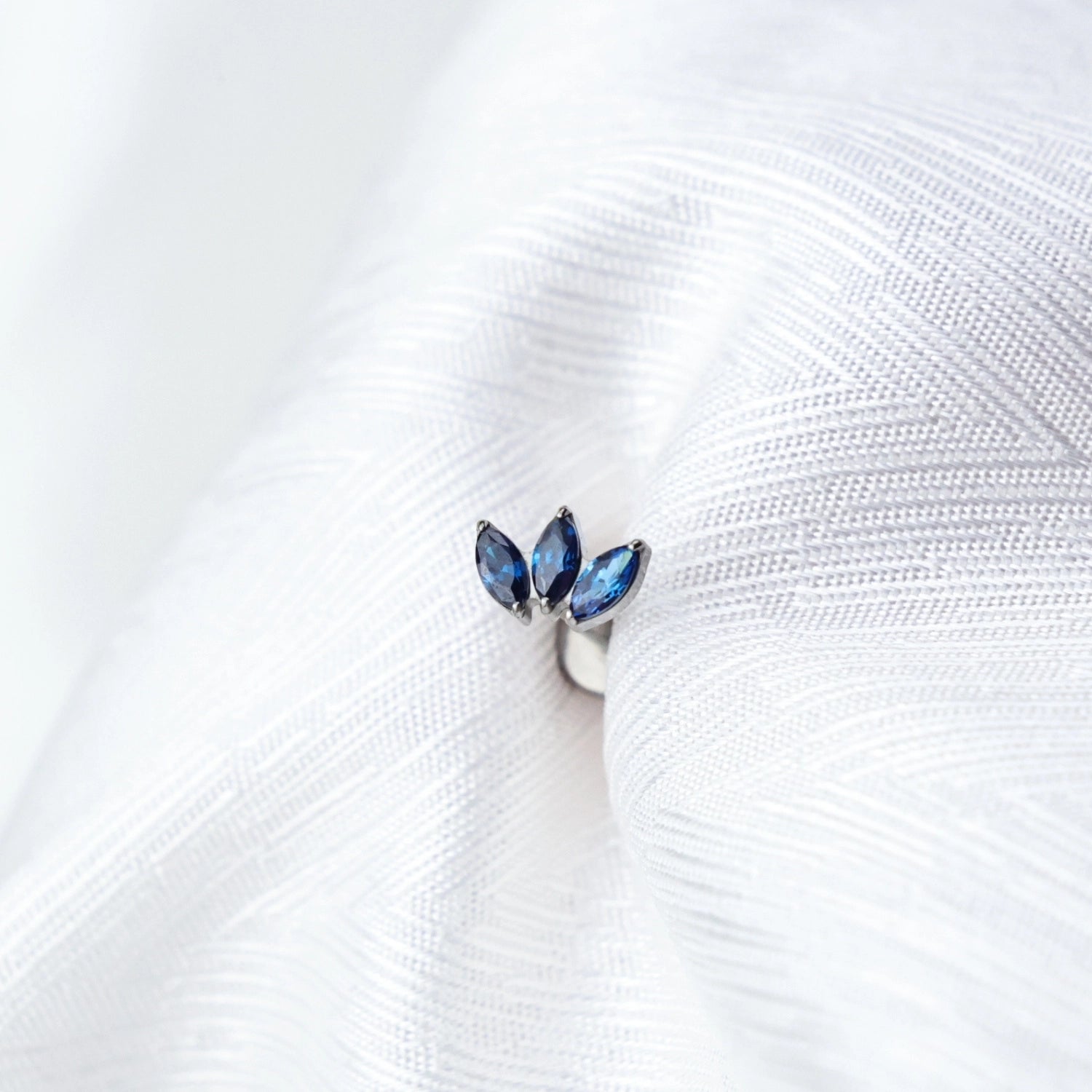 Titanium Dafni Mini Three-Petal Stud - Blue Sapphire