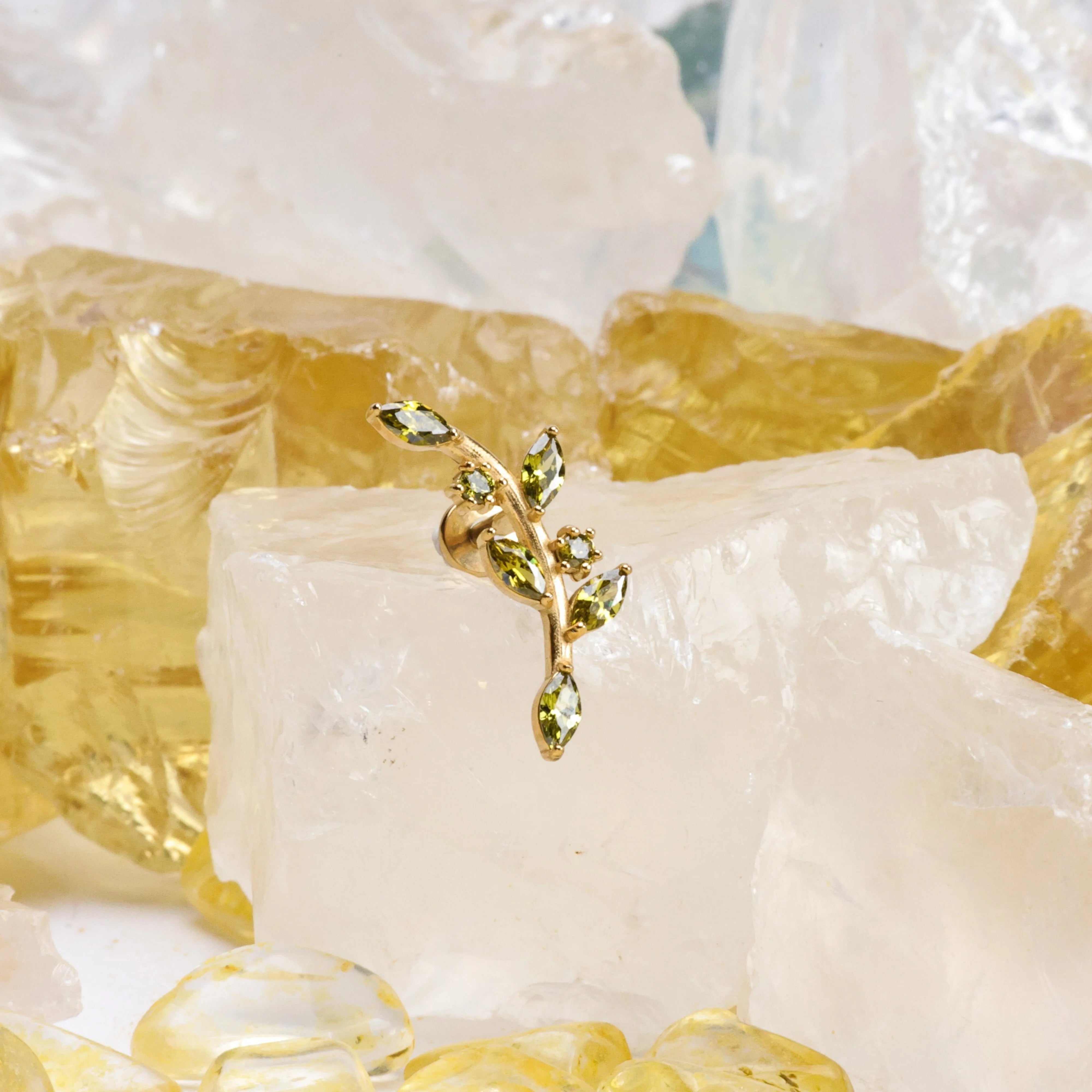 Akira Peridot Climbing Leaf Flatback Stud