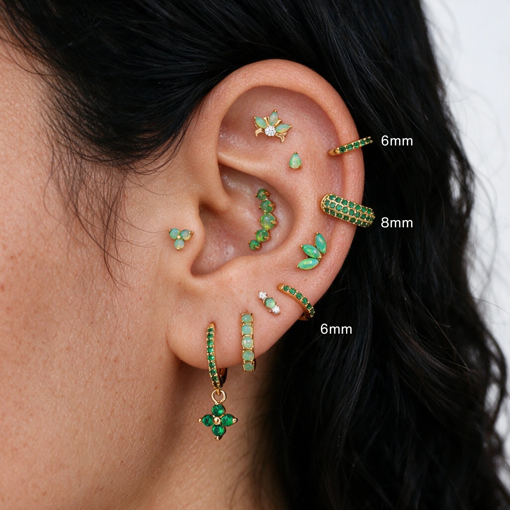 Orecchini a cerchio con pavé di smeraldo verde Arya