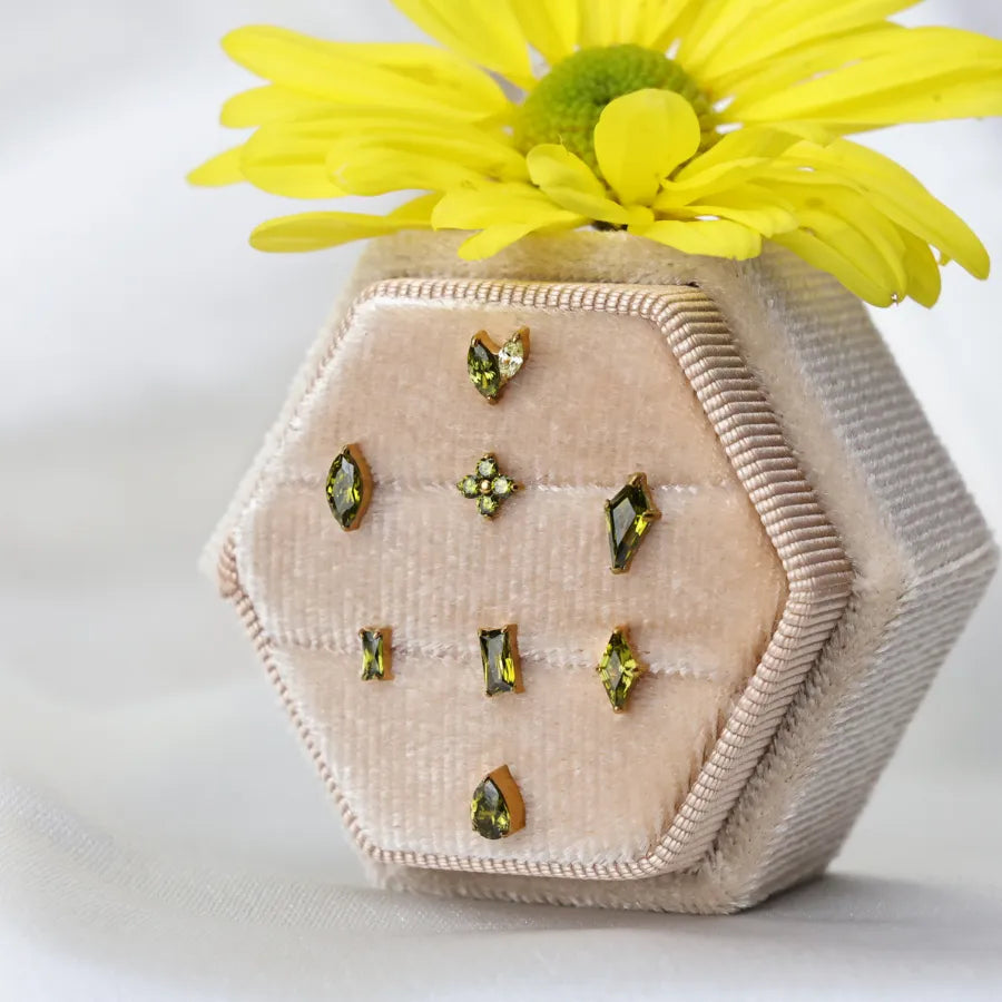 Titanium Aretha Small Peridot Four-Leaf Clover Stud