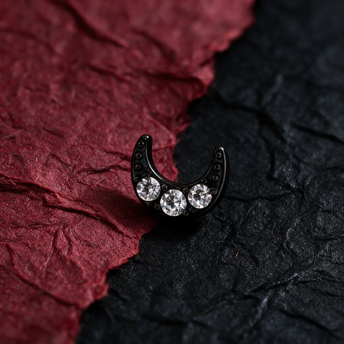 Orecchino Lyric a luna con diamante, base Flat Back