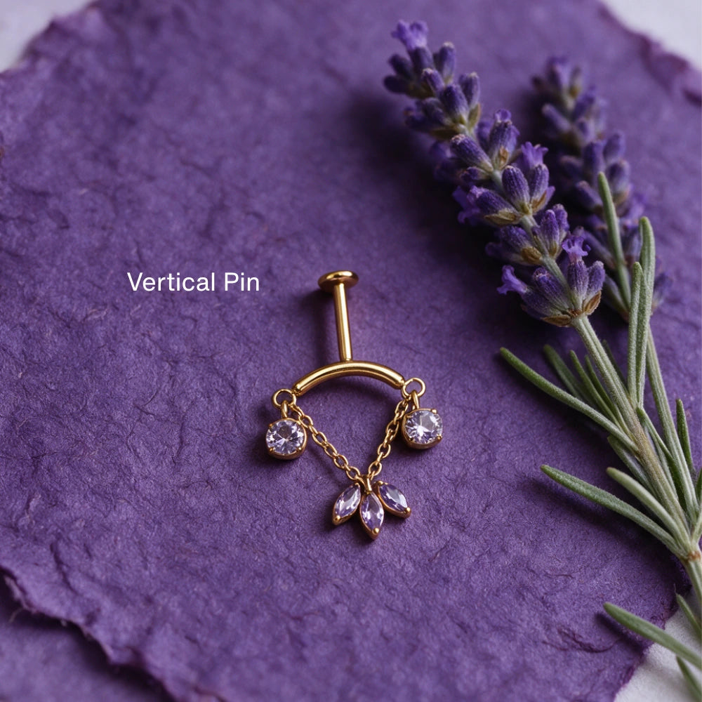 Titanium-Stecker „Lucinda“ mit drei Blütenblättern für versteckte Helix- und Rook-Piercings – Amethyst