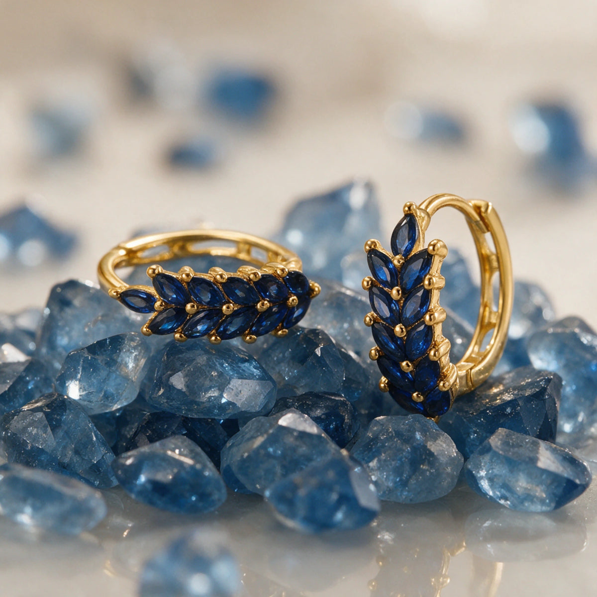 Orecchini a cerchio Willow a marquise con zaffiro blu