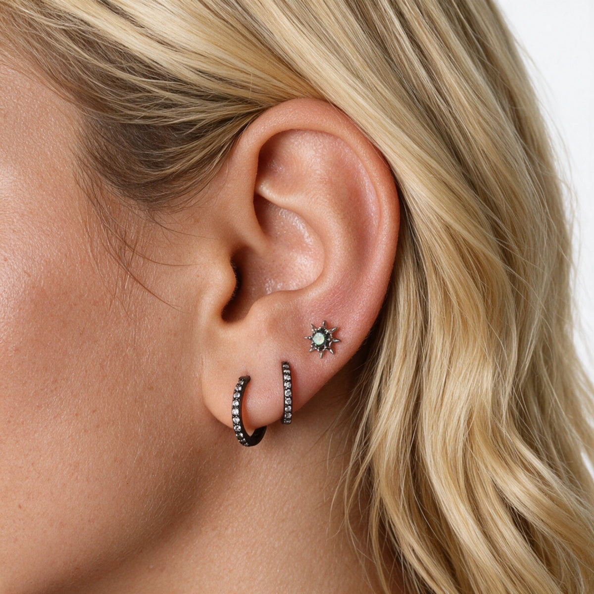 Orecchino Flat Back Push Pin Aeliana a forma di sole con riflessi cangianti scuri