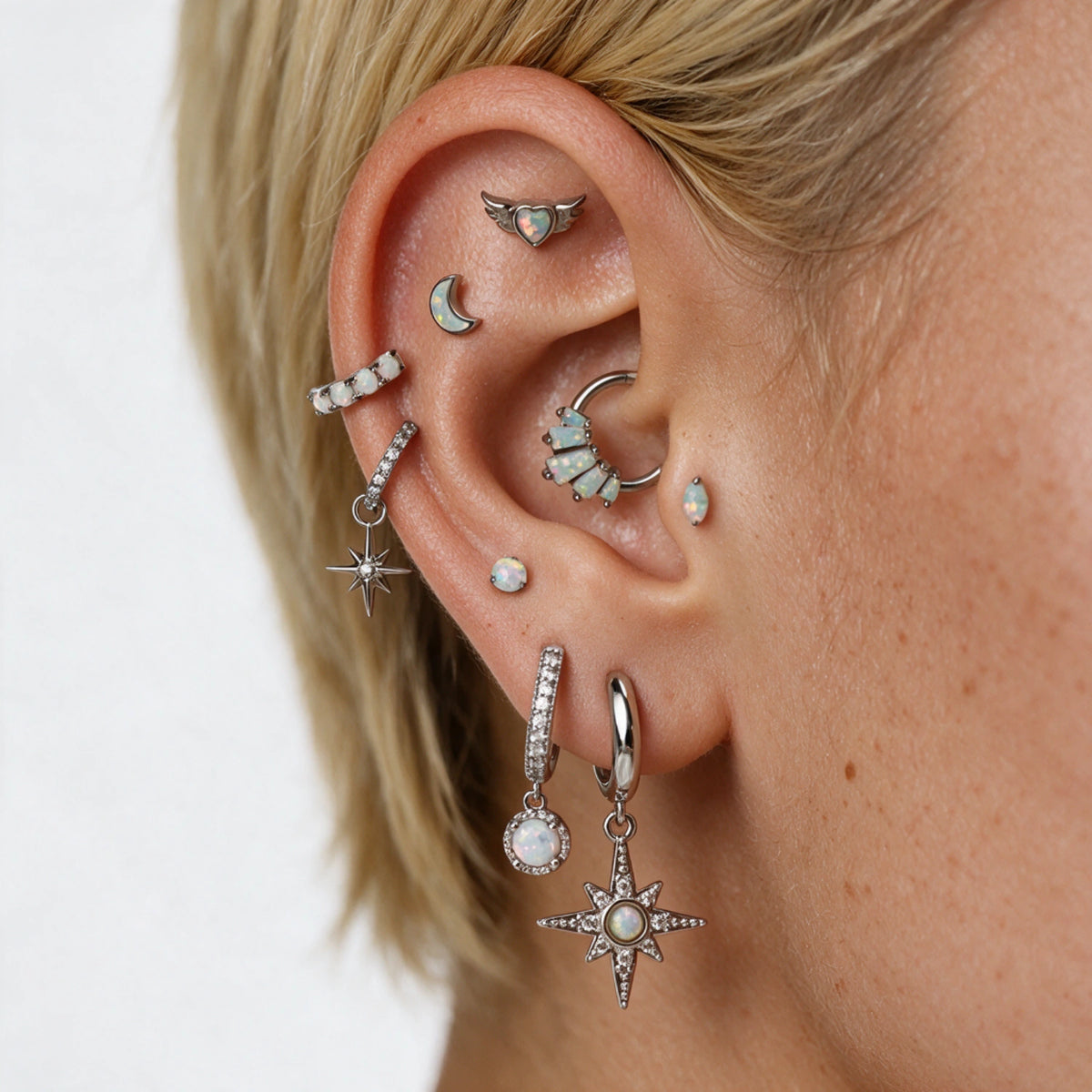 Athena-Creolenohrringe mit glitzerndem weißem Opal