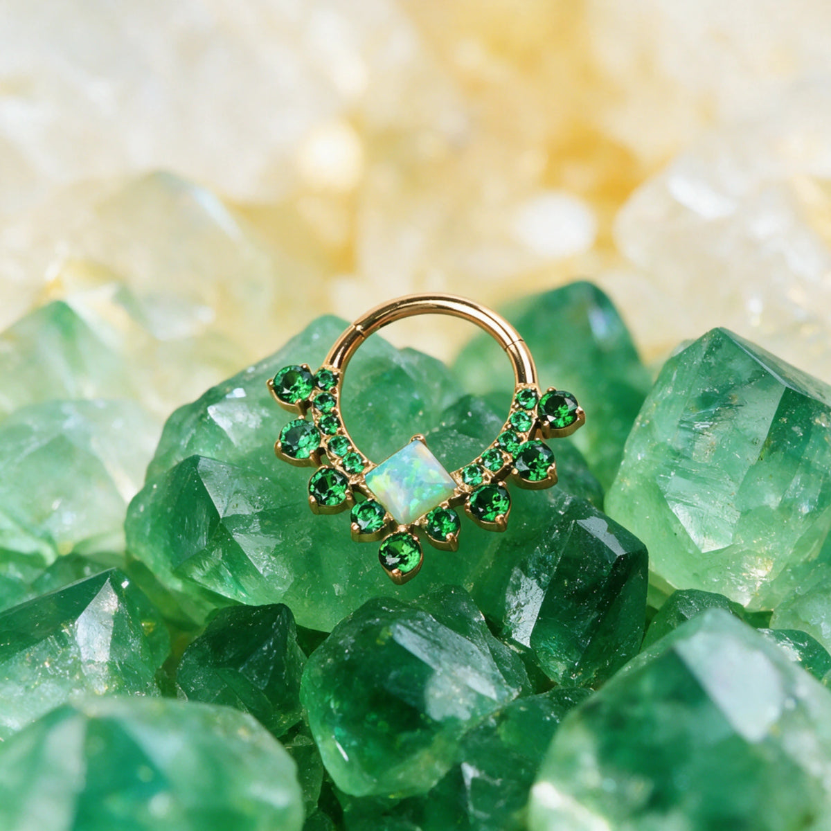 Clicker Persephone en titane avec opale vert printemps