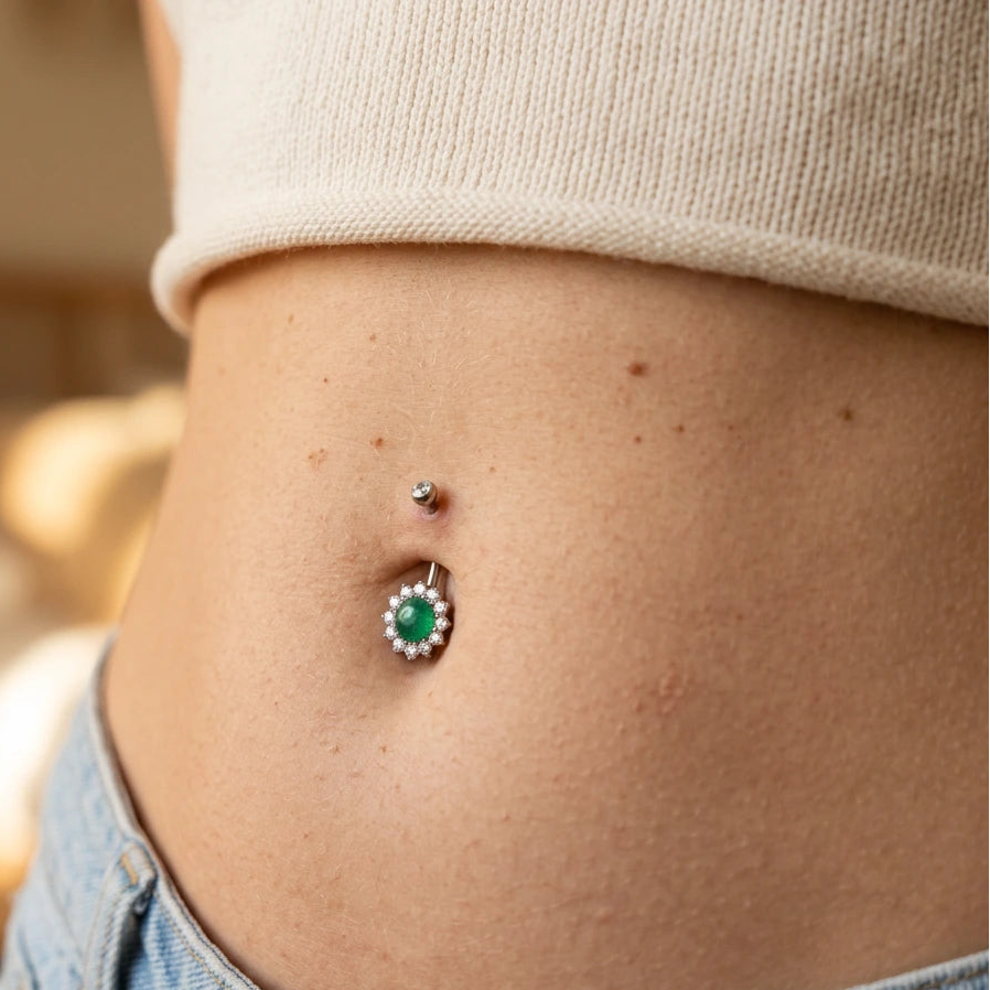 Piercing all'ombelico in titanio con girasole e giada verde