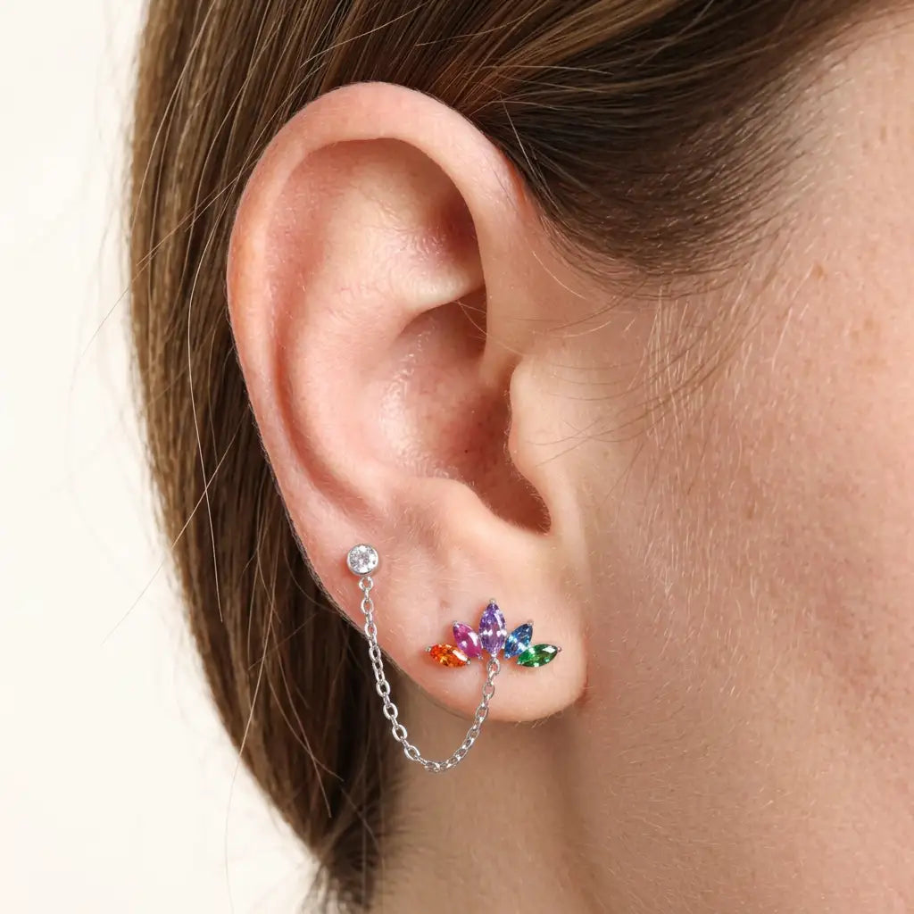 Orecchini a perno flatback doppi per piercing con corona arcobaleno Aphrodite in titanio