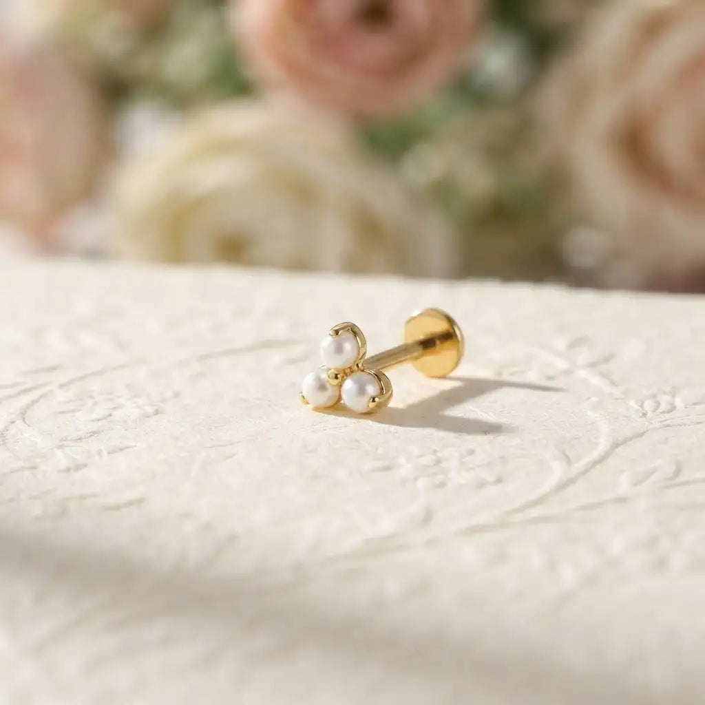 Orecchino piercing flat back in titanio Freya con tre perle
