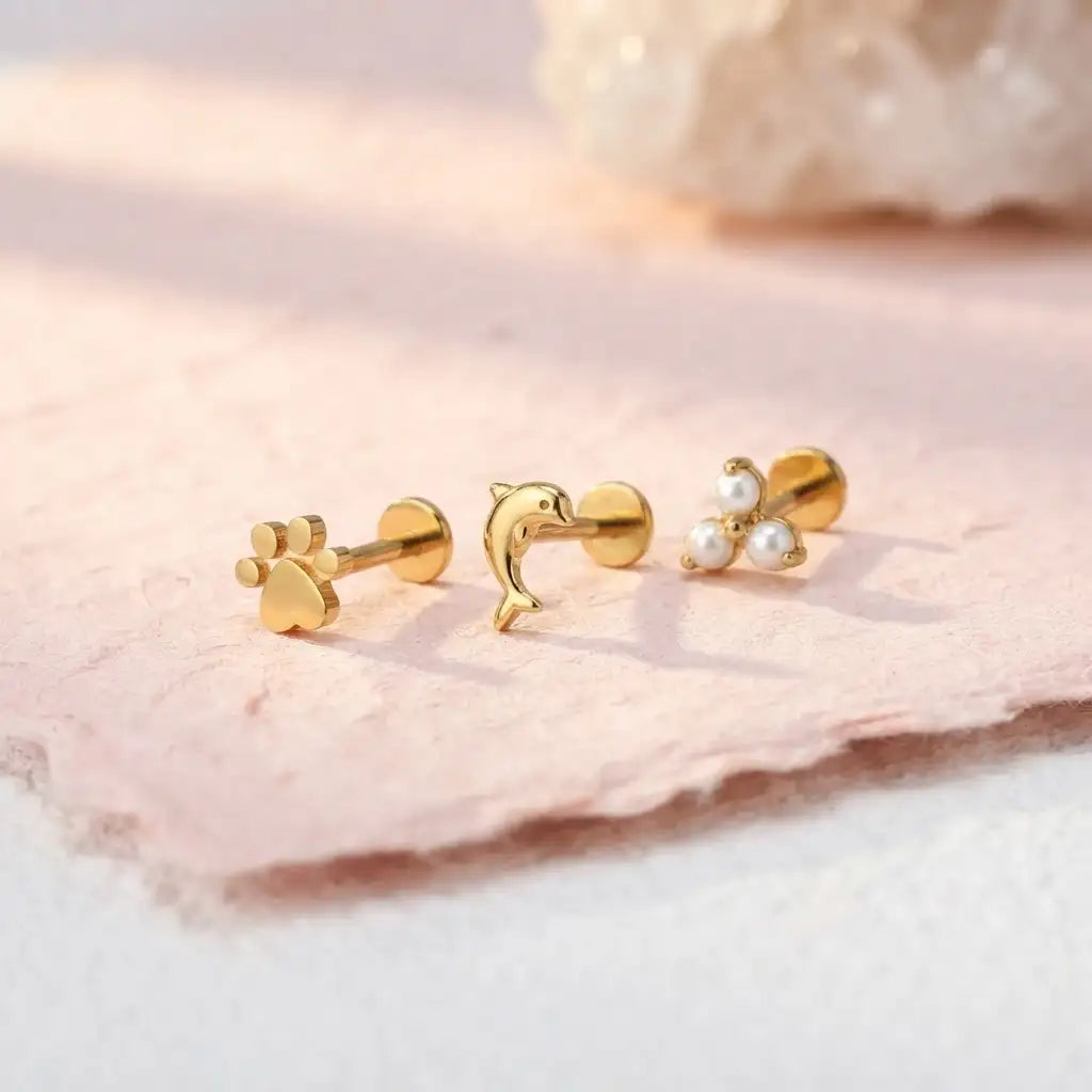 Orecchino piercing flat back in titanio Freya con tre perle