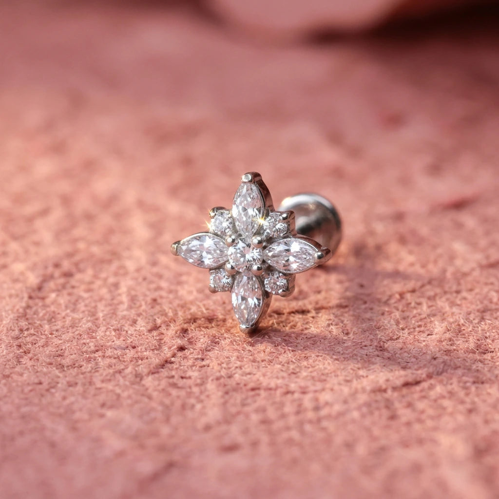 Clou d’oreille plat en titane Theodora avec fleur printanière en diamant