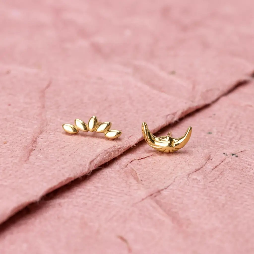 Titanium Five-Petal Curve Flat Back Piercing Stud