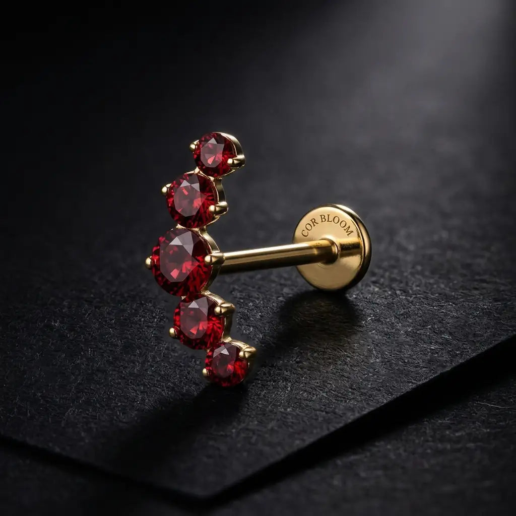 Boucle d’oreille clou plat en titane Daphne, grappe de cinq pierres de grenat rouge