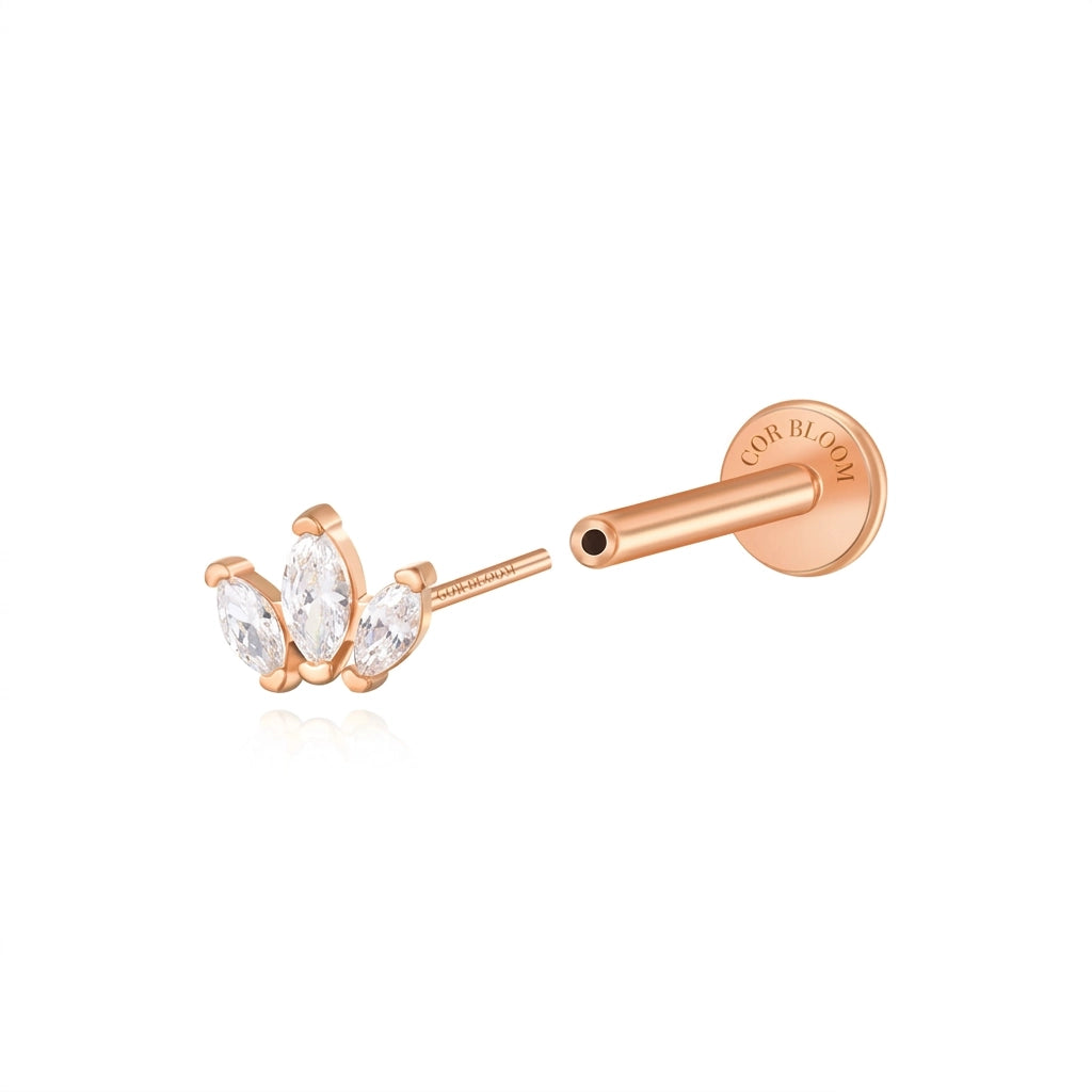 Clou Myla à dos plat, en forme de fleur à trois pétales, avec diamant