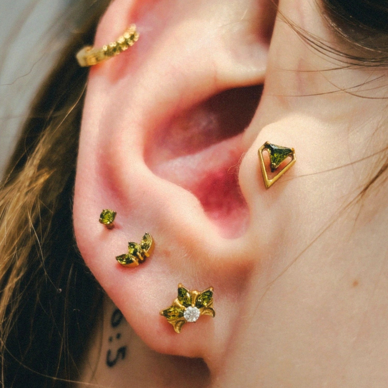 Titanium Hermes Peridot Lotus Crown Stud