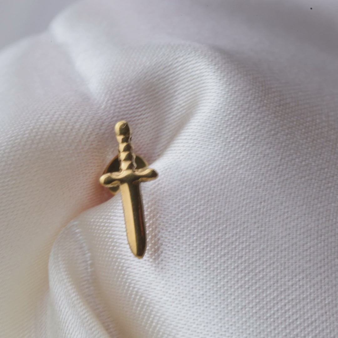 Load video: Titanium Calista Solid Sword Flat Back Stud